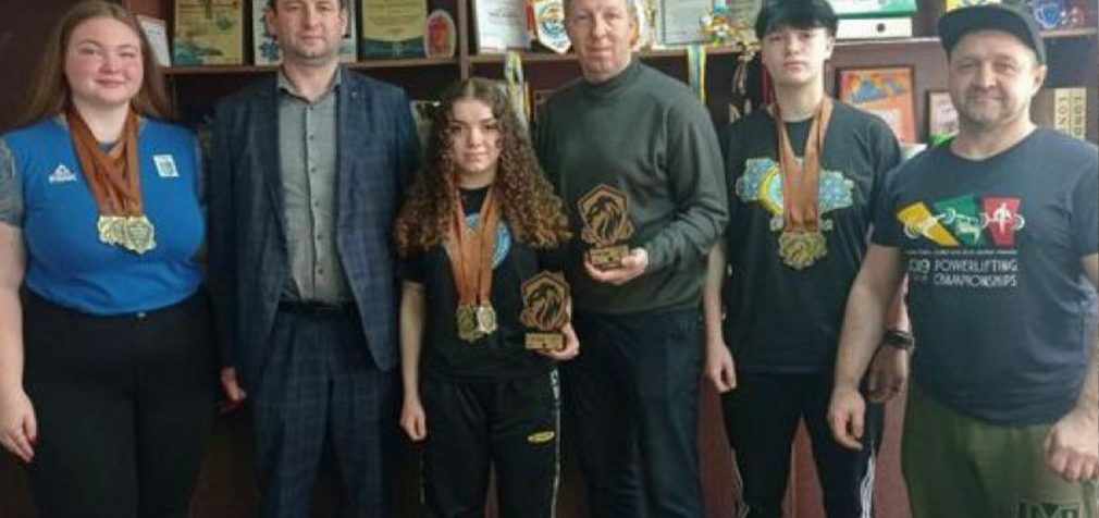 У Кам’янському урочисто привітали переможниць Чемпіонату України з пауерліфтингу