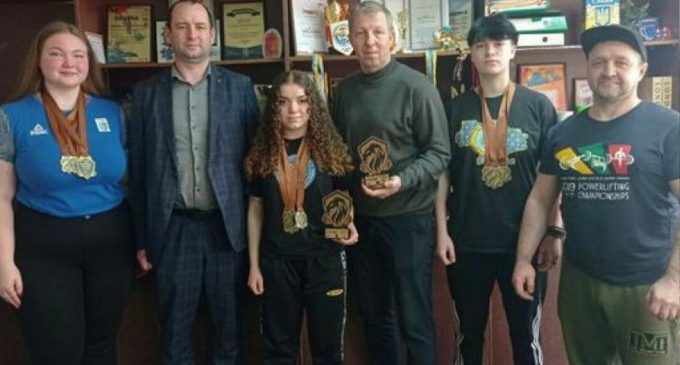 У Кам’янському урочисто привітали переможниць Чемпіонату України з пауерліфтингу