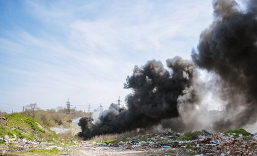 Стовп чорного диму: у Дніпрі загорілося сміттєзвалище