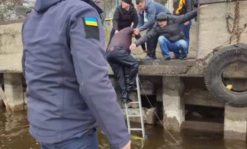 У Запоріжжі рятувальники витягнули чоловіка з води