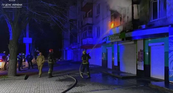 У Дніпрі на проспекті Поля вогнеборці загасили палаючий балкон квартири