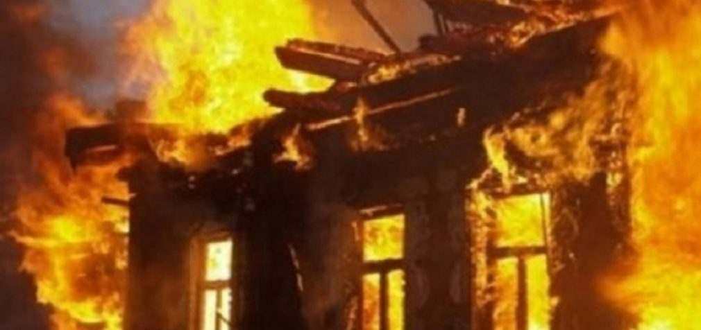 У Криворізькому районі надзвичайники врятували жінку з палаючого будинку