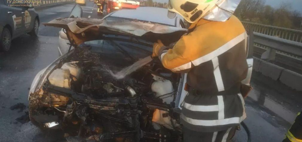 У Павлограді «BMW» врізався у відбійник та загорівся