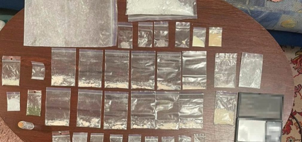 80 сліп пакетів з психотропами: у Дніпрі затримали двох наркозбувачок