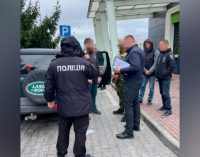 У Павлограді викрили двох чоловіків на продажі гуманітарних автівок: деталі