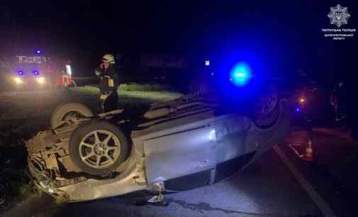 Вʼїхав у бордюр, перекинувся та покинув місце події: поліція шукає свідків ДТП на Набережній Заводській у Дніпрі