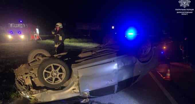 Вʼїхав у бордюр, перекинувся та покинув місце події: поліція шукає свідків ДТП на Набережній Заводській у Дніпрі