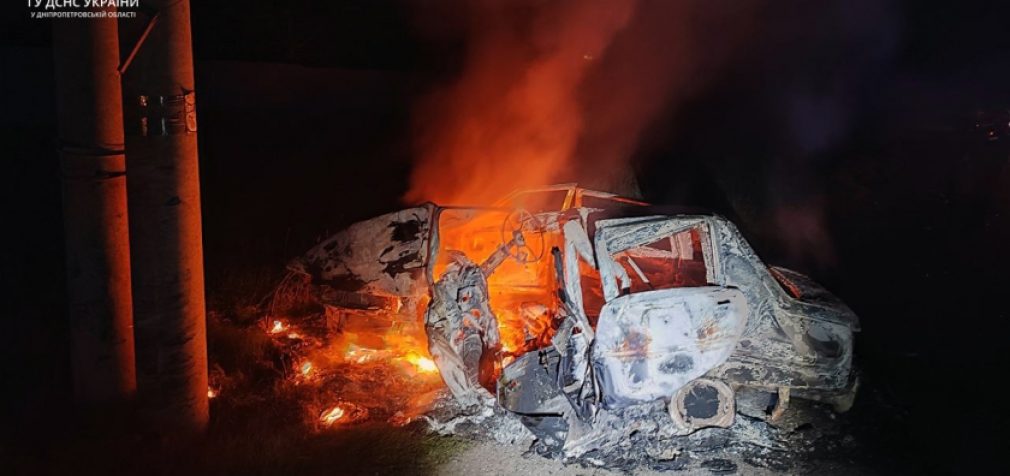 У Дніпрі після ДТП загорілася автівка: двоє людей загинуло