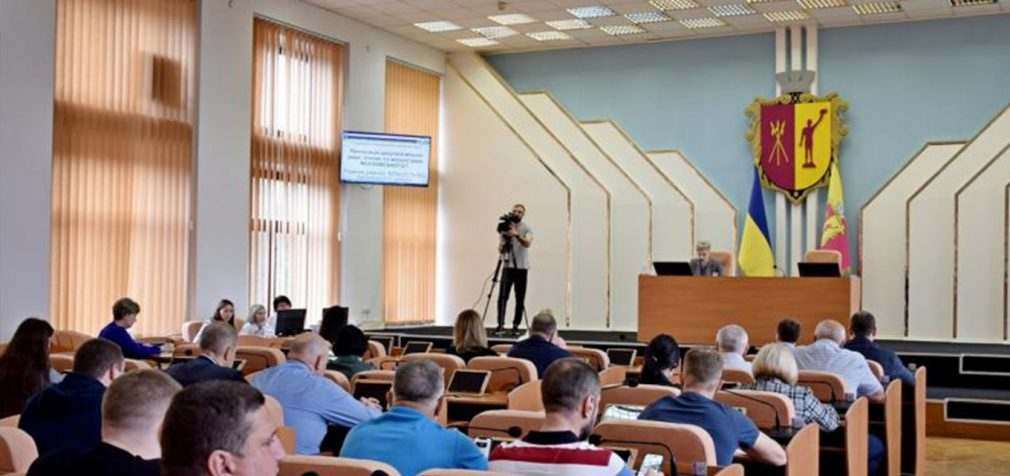 У Кам’янському відбулася позачергова сесія міськради: вирішувались земельні питання