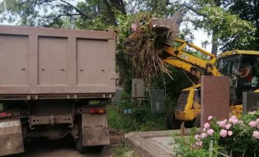 У Камʼянському комунальники прибирають міські кладовища