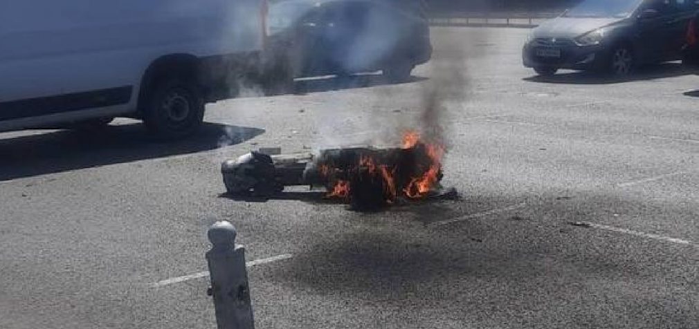 У Києві уламки збитої ракети впали на дорогу