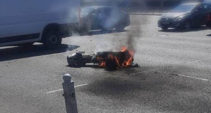 У Києві уламки збитої ракети впали на дорогу