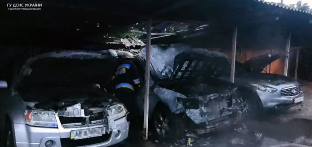 На автостоянці у Дніпрі згоріло 3 автівки: деталі