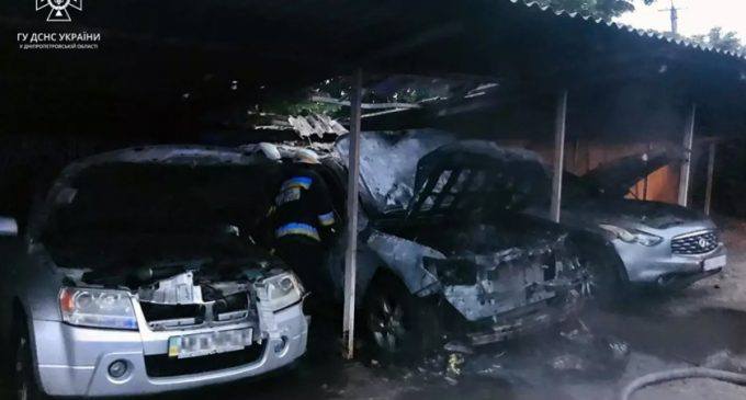На автостоянці у Дніпрі згоріло 3 автівки: деталі