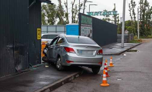 ДТП з потерпілими у Дніпрі: на вулиці Богомаза Hyundai врізався у майданчик для паркування