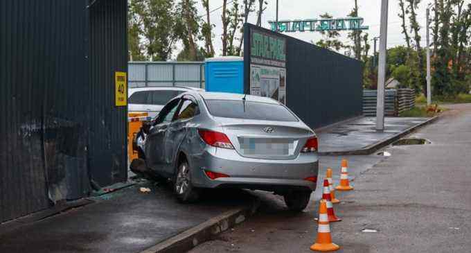 ДТП з потерпілими у Дніпрі: на вулиці Богомаза Hyundai врізався у майданчик для паркування