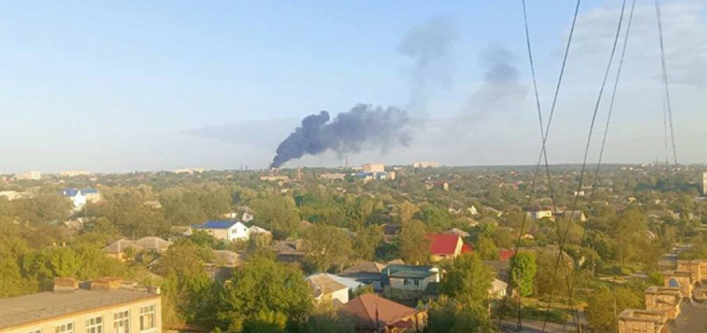 У Луганську пролунали потужні вибухи, місто огорнули чорні хмари диму