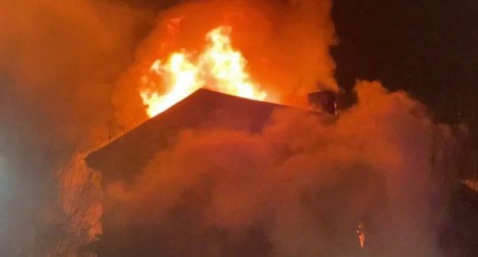 Вогонь перекинувся на горище будинку: у одному з районів Запоріжжя ліквідували пожежу