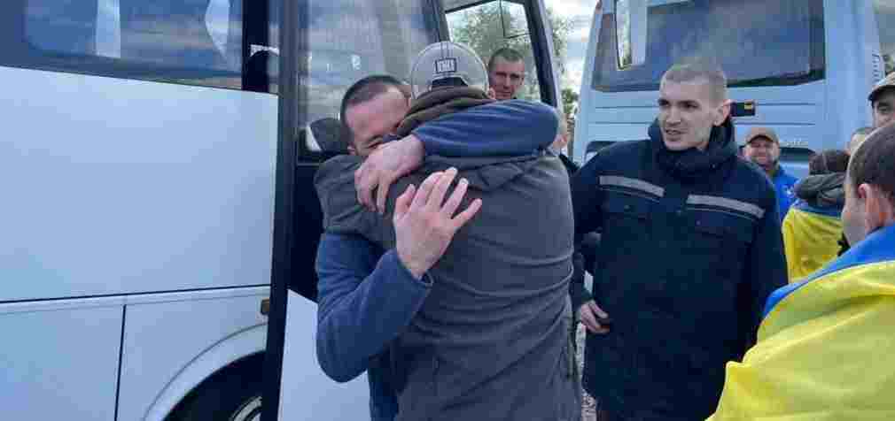 Воїни з-під Бахмуту. Україна повернула з російського полону понад сотню захисників
