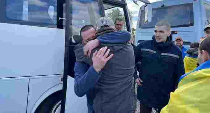 Воїни з-під Бахмуту. Україна повернула з російського полону понад сотню захисників