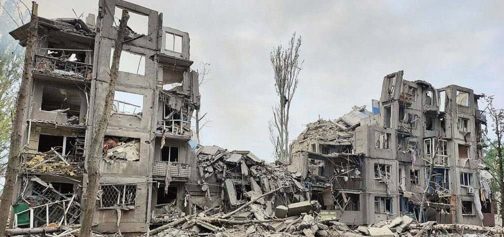 Росіяни вдарили ракетою по багатоповерхівці в Авдіївці, під завалами люди — МВА