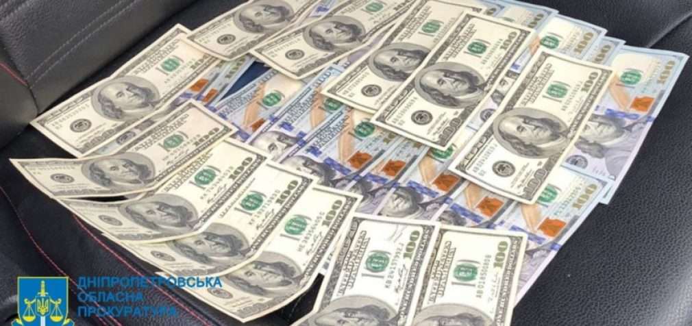 3 тис. доларів США за непритягнення до кримінальної відповідальності: у Дніпрі викрито заступника начальника одного з відділень поліції
