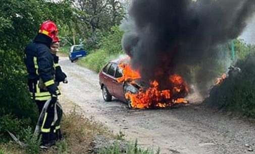 В Синельниківському районі зайнявся легковий автомобіль