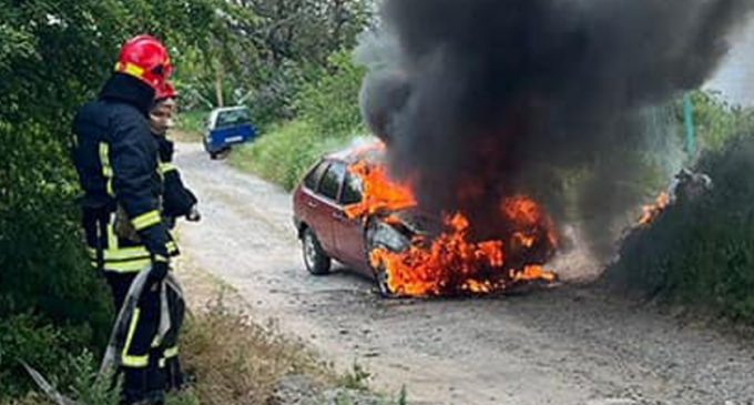 В Синельниківському районі зайнявся легковий автомобіль