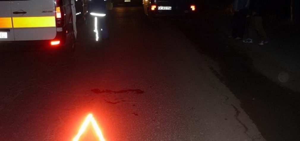 У Дніпрі Citroën врізався у дерево та зніс паркан: водія госпіталізували до лікарні