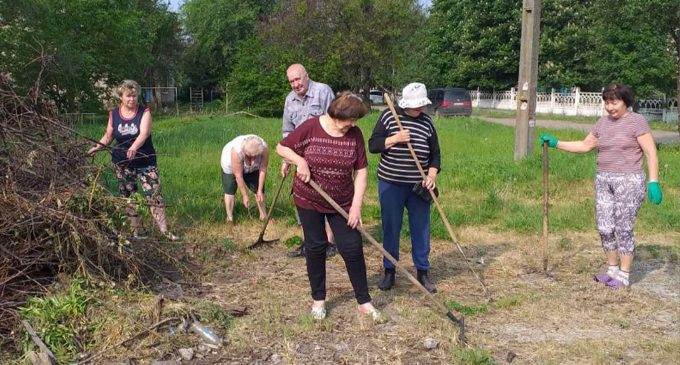 У Кам’янському органи самоорганізації населення продовжують наводити лад на прибудинкових територіях