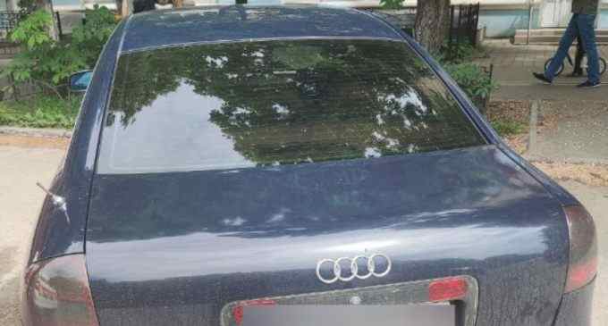 У Новомосковську патрульні затримали водійку Audi з підробленими документами