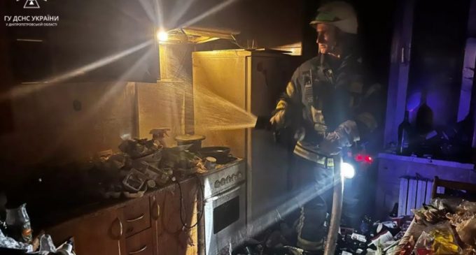 У Дніпрі вогнеборці загасили пожежу у захаращеній квартирі