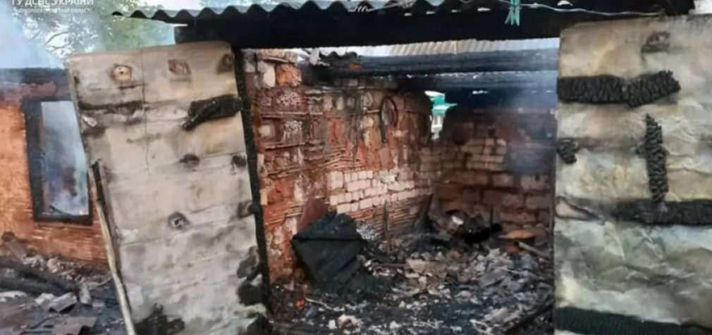 Вогонь перекинувся на гараж: вогнеборці ліквідували пожежу у селі Михайлівка Синельниківського району