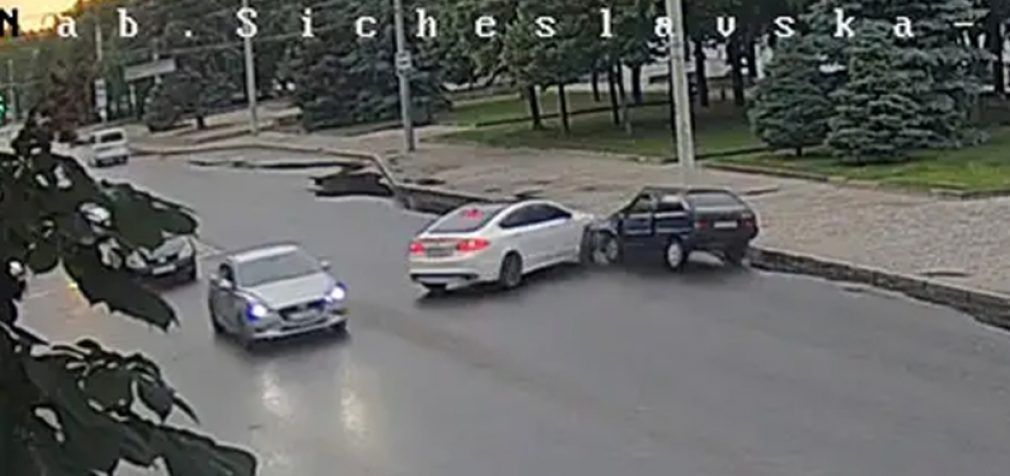 На Січеславській Набережній у Дніпрі Ford зіткнувся з ЗАЗ: деталі