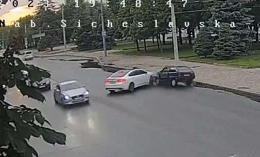 На Січеславській Набережній у Дніпрі Ford зіткнувся з ЗАЗ: деталі