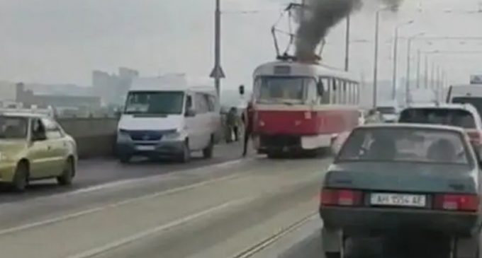 Посеред Амурського мосту у Дніпрі загорівся трамвай з пасажирами: подробиці