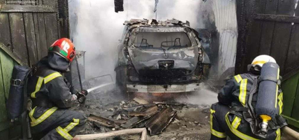 У Кам’янському згорів гараж з автомобілем всередині: подробиці