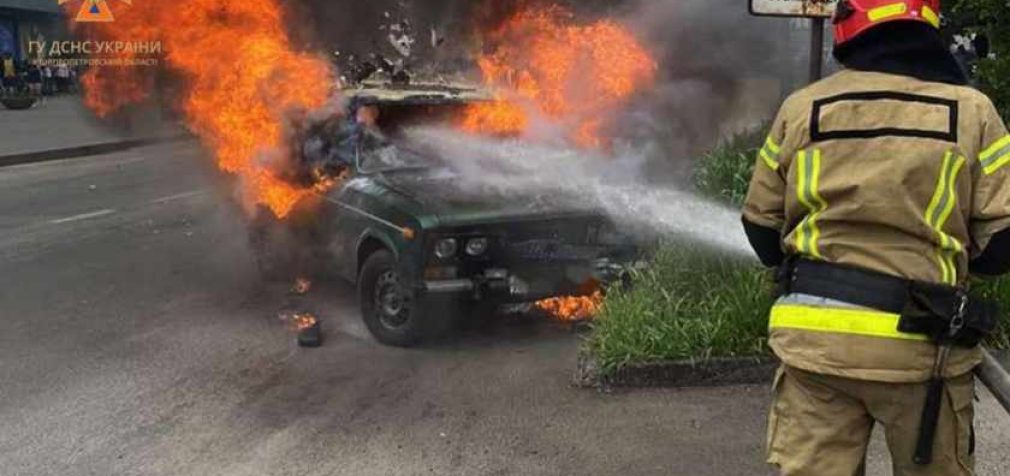 У Новомосковську рятувальники загасили палаючий автомобіль