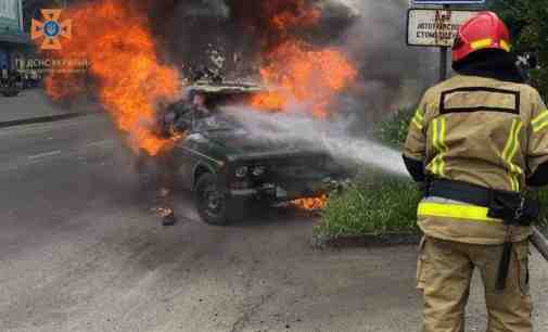 У Новомосковську рятувальники загасили палаючий автомобіль