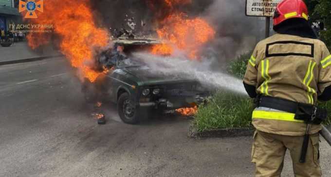 У Новомосковську рятувальники загасили палаючий автомобіль