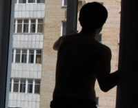 На вулиці Дорошенко у Дніпрі 37-річний чоловік вистрибнув з вікна: деталі