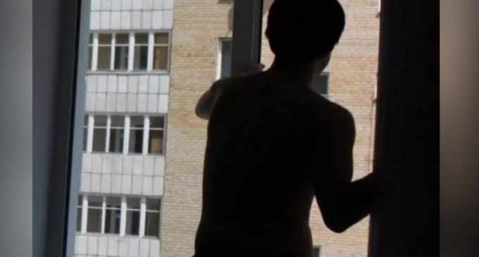 На вулиці Дорошенко у Дніпрі 37-річний чоловік вистрибнув з вікна: деталі