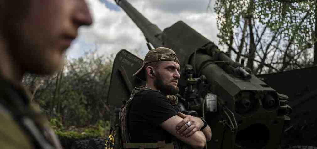 Вертоліт, 400 окупантів та понад 20 артсистем: втрати РФ у війні за добу