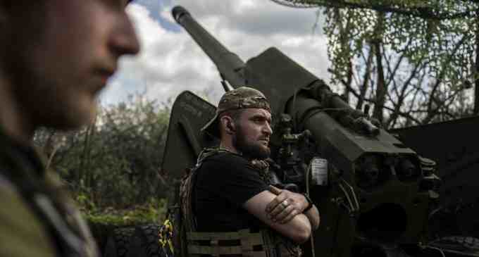 Вертоліт, 400 окупантів та понад 20 артсистем: втрати РФ у війні за добу