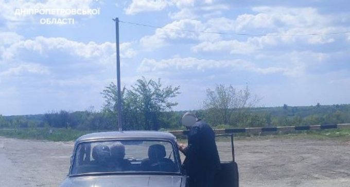 Патрульні Дніпропетровщини виявили у чоловіка підробне водійське