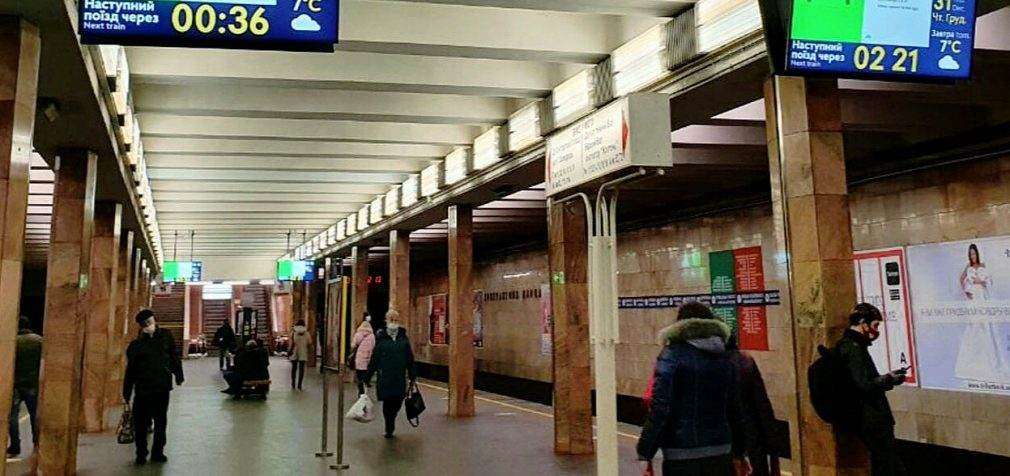 У київському метрополітені під потяг потрапила людина: рух поїздів обмежили