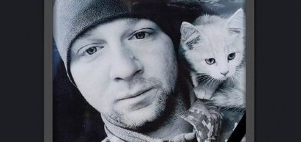 «Він завжди житиме в наших серцях»: У Кривому Розі попрощалися з 28-річним воїном Олександром Сорокою