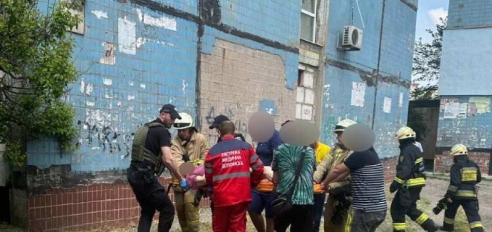 Кликала на допомогу: у Дніпрі патрульні допомогли жінці, яка впала з аварійного балкону