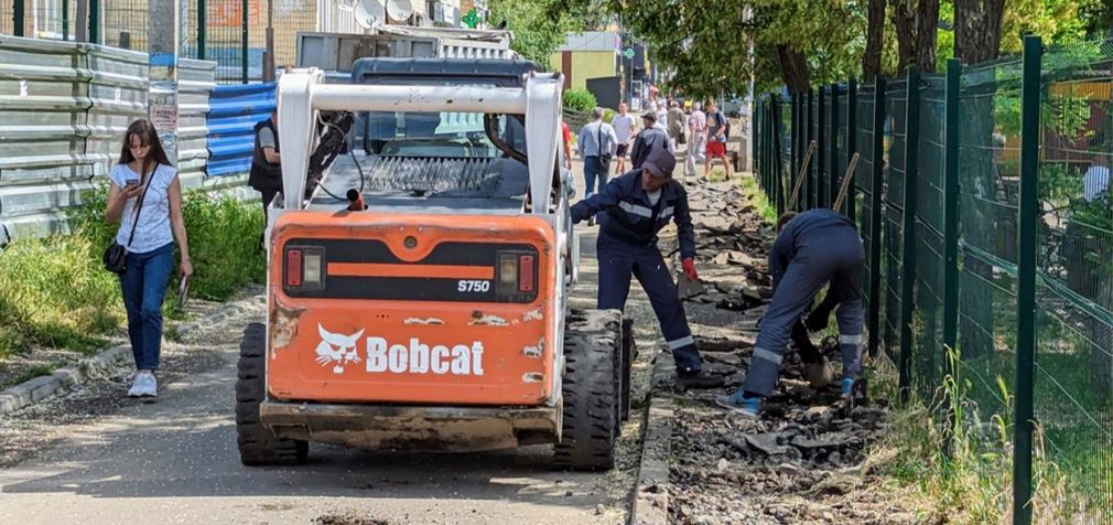 У Камʼянському ремонтують тротуар, що веде до спортшколи та амбулаторії