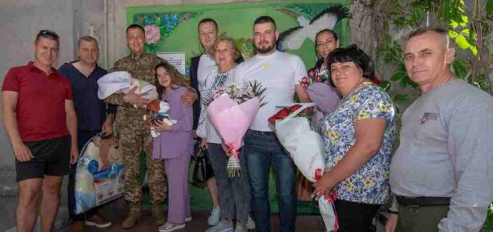 У Кам’янському родину захисника привітали з важливою подією